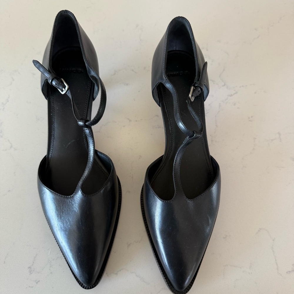New Vince Chloe pointy toe kitten heel in black size: 6